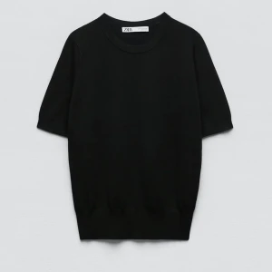 Stickad t-shirt - Säljer denna fina tröjan från zara då den inte kommer till användning längre, skriv för fler bilder🫶🏻