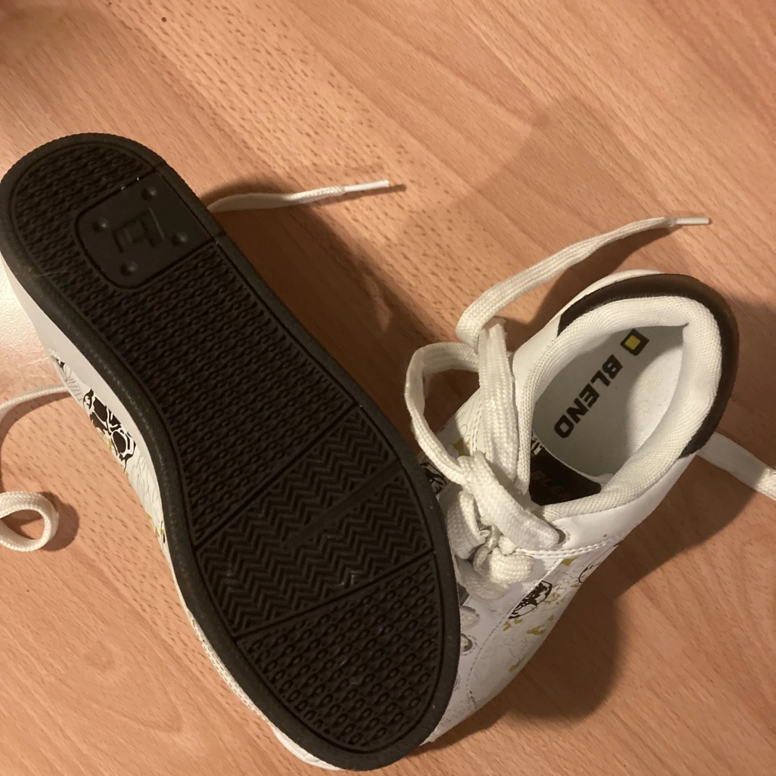 Oanvända sneakers  - 90