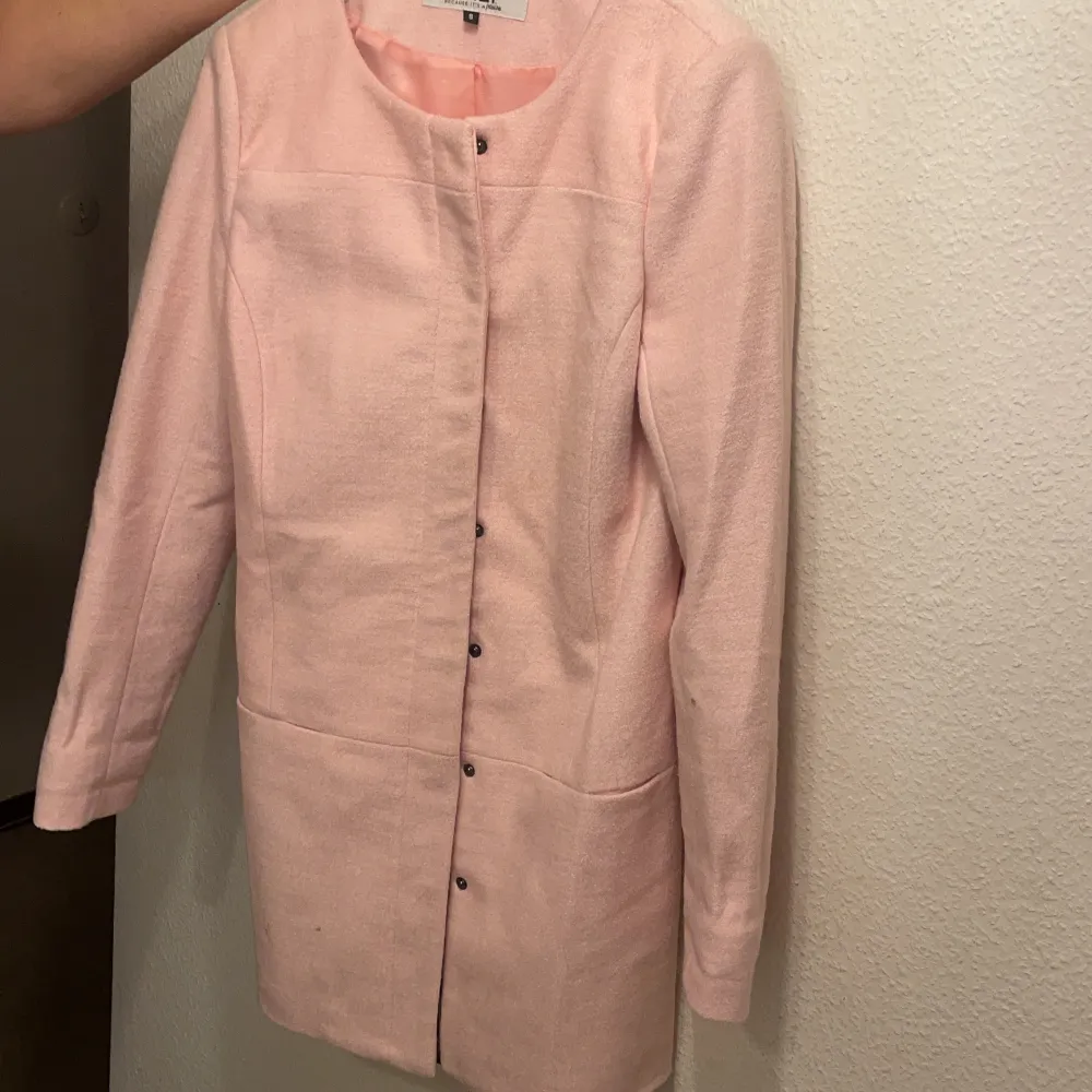En rosa kappa som används ett fåtal gånger. Väldigt fin men säljer pga att den inte används . Jackor.