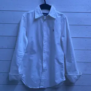 Säljer nu denna snygga Polo Ralph lauren skjortan.  den är bara använd några få gånger men den var inte i min storlek så kan inte ha den längre. Skriv vid intresse. Pris kan diskuteras! 🙂