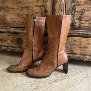 Bruna boots🫶 - Så fina bruna boots från costume national, nypris 1500 men säljer för 600 kr🫶