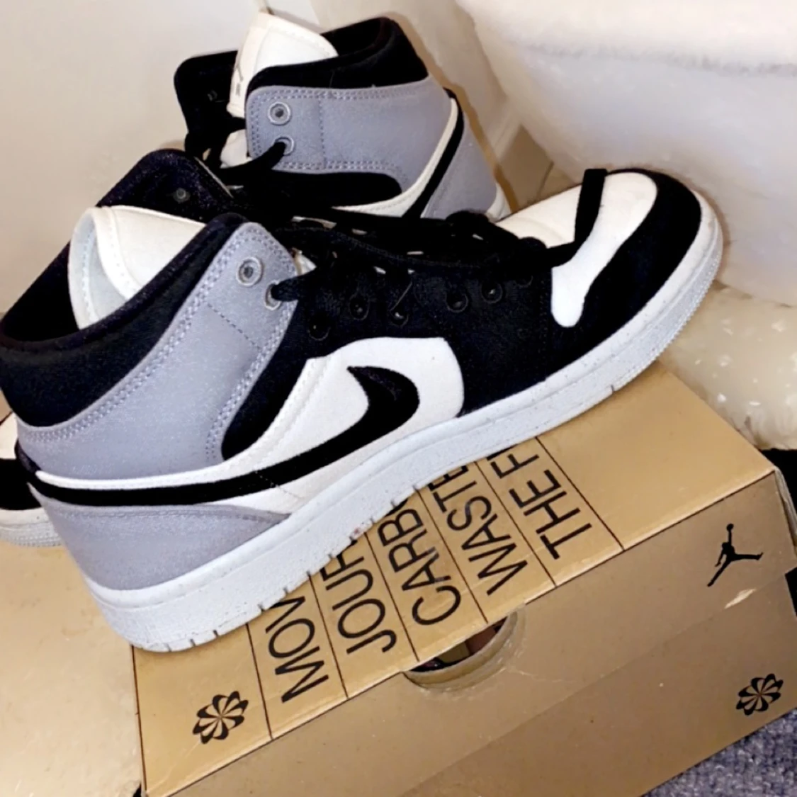 WOMENS AIR JORDAN 1 MID