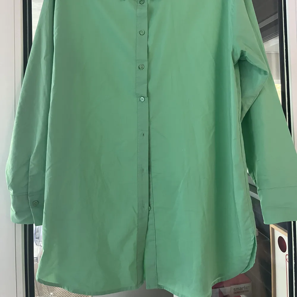En längre snygg grön skjorta från ellos. Snygg till stövlar!. Skjortor.