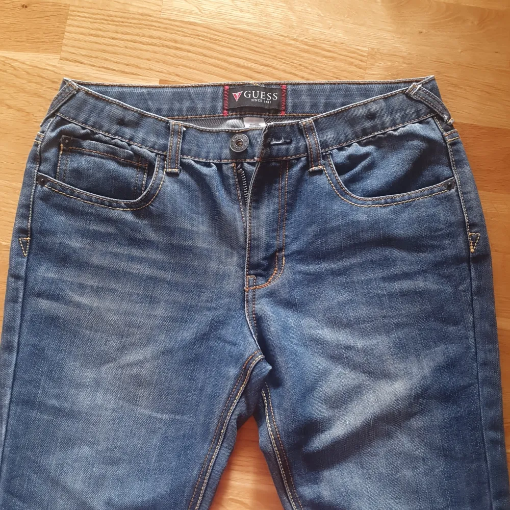 Guess straightleg jeans, helt oanvända då de är för stora för mig, står att det är storlek 16. Längden är 101cm och midjan är ca 80cm. Skulle nog säga att den skulle passa någon är en större medium 😊. Jeans & Byxor.