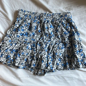 Kjol med skjorts - Bra skick, kjol med skjorts under