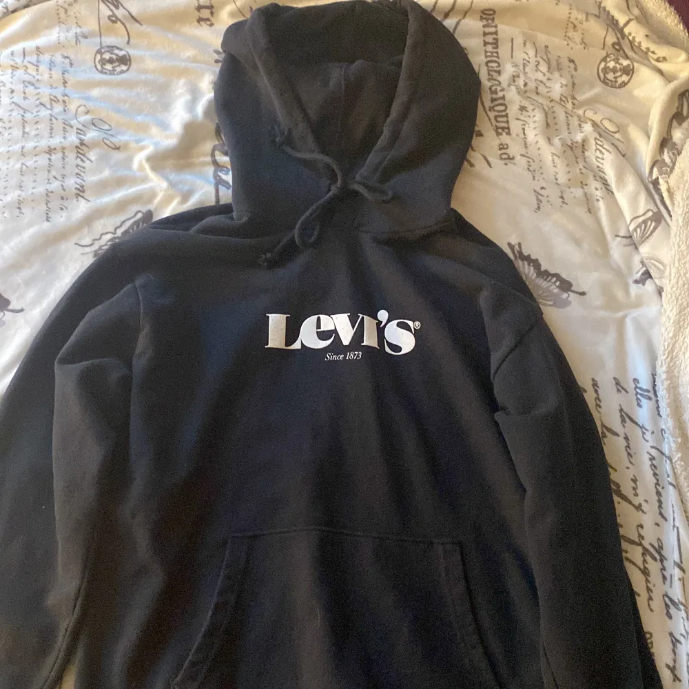 Säljer denna Levis hoodien då den aldrig använd. Köpt i somras för 600kr nyskick💞 kom privat för frågor eller funderingar🩷. Hoodies.