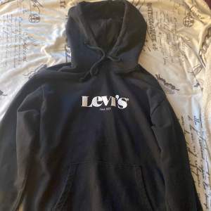 Säljer denna Levis hoodien då den aldrig använd. Köpt i somras för 600kr nyskick💞 kom privat för frågor eller funderingar🩷
