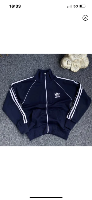 Vintage adidas tröja med dragkedja  - Den är köpt från MostWanted på blick. Köpte den i hopp på att den skulle passa men fick hem den och den var tyvärr för liten för mig. 