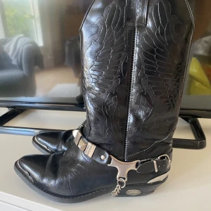 Boots - Motorcykel boots, de är ifrån usa. Så jävöa balla!! Skinn och med häfftiga detaljer. De e lite små för mig. De är i storlek 37-38.