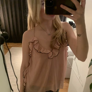 Rosa topp - Såå fin topp från zara som är smutsrosa med svarta kanter! Jättebra skick🫶🏼