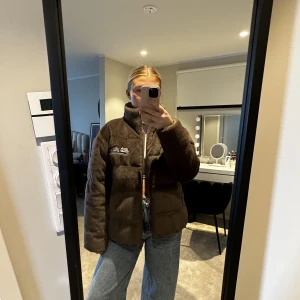 Iets frans jacka - Jätte cool ”hårig” jacka från iets frans. Väldigt varm och skön!! Använd endast en gång så den är i väldigt bra skick!!. Nypris va kring 1000kr