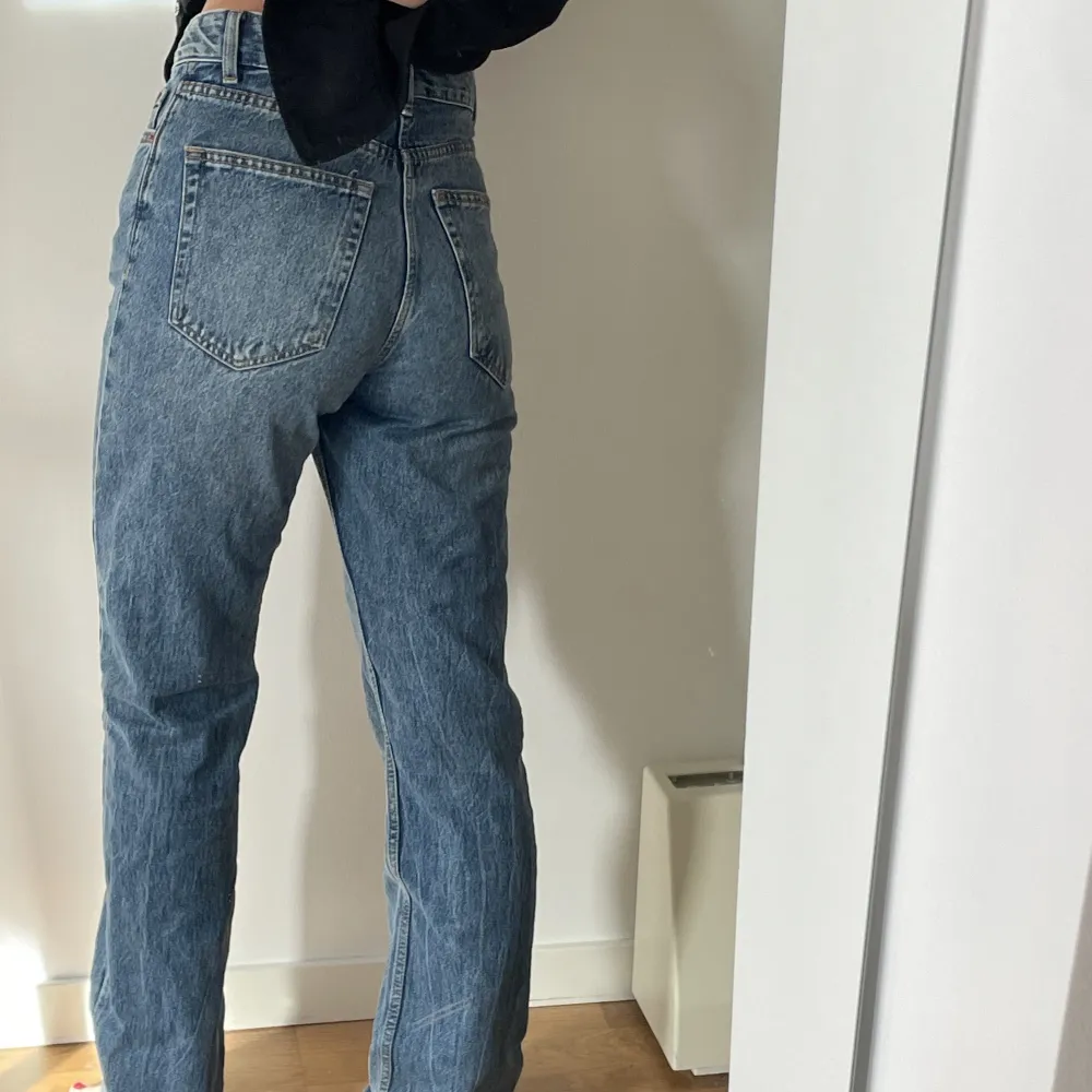 Raka högmidjade jeans från Bershka. Säljer pga  byxrensning. I storlek 36. Jeans & Byxor.