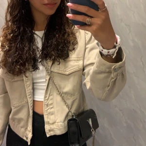 Beige jeansjacka strl M - Jättesöt beige jeans jacka. Jackan är köpt från ginatricot och är i väldigt bra skick då den knappt är använd.