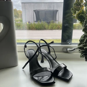 Klackskor - Svarta klackar från H&M. Använda 1 gång. Strl 36 men passar även 35