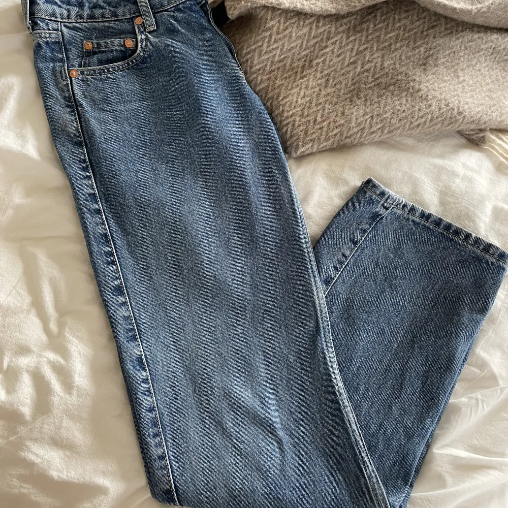 Supersnygga lågmidjade jeans från weekday i modellen arrow. Jeansen är i storleken 26/32 och är sparsamt använda utan defekter. Nypris 590kr 💋💓. Jeans & Byxor.