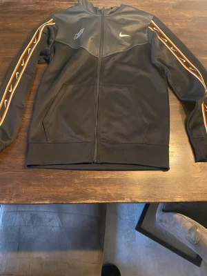 Nike sportswear Repeat - denna är andvänd sjukt lite skicket är 10/10 den är sjukt bekväm men jag tröttnat på denna stilen jag kan tänka mig gå ner i pris vid snabbt affär.