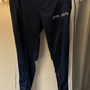 Palm angels byxor  - Säljer de här byxorna som jag böt mot en jacka. Säljes då de inte riktigt var min stil och jag inte kommer att använda de något.  Skriv vid frågor eller funderingar. Kan gå ner i pris vid snabb affär.