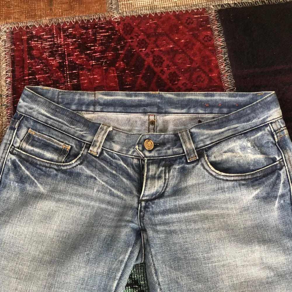 Säljer dess OTROLIGT snygga jeans som jag fick hem från Vinted häromdagen. Hade så gärna haft kvar dem men dem är en storlek för små tyvärr. 😢 Verkligen jättebra kvalitet och 100% bomull! Dessa kommer kunna åldras så fint. ❤️. Jeans & Byxor.