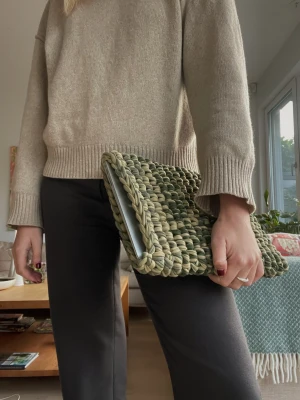 Datorfodral virkat  - Grönt datorfodral som passar de flesta datorerna pga stretchigt