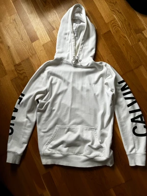 Hoodie - Hoodie Calvin Klein jeans storlek L använd sparsamt