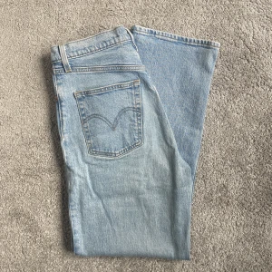 Levis ribcage straight - Säljer dessa då de tyvärr inte passar längre. Men superbra skick och sparsamt använda🌟skickar fler bilder om det önskas🙌