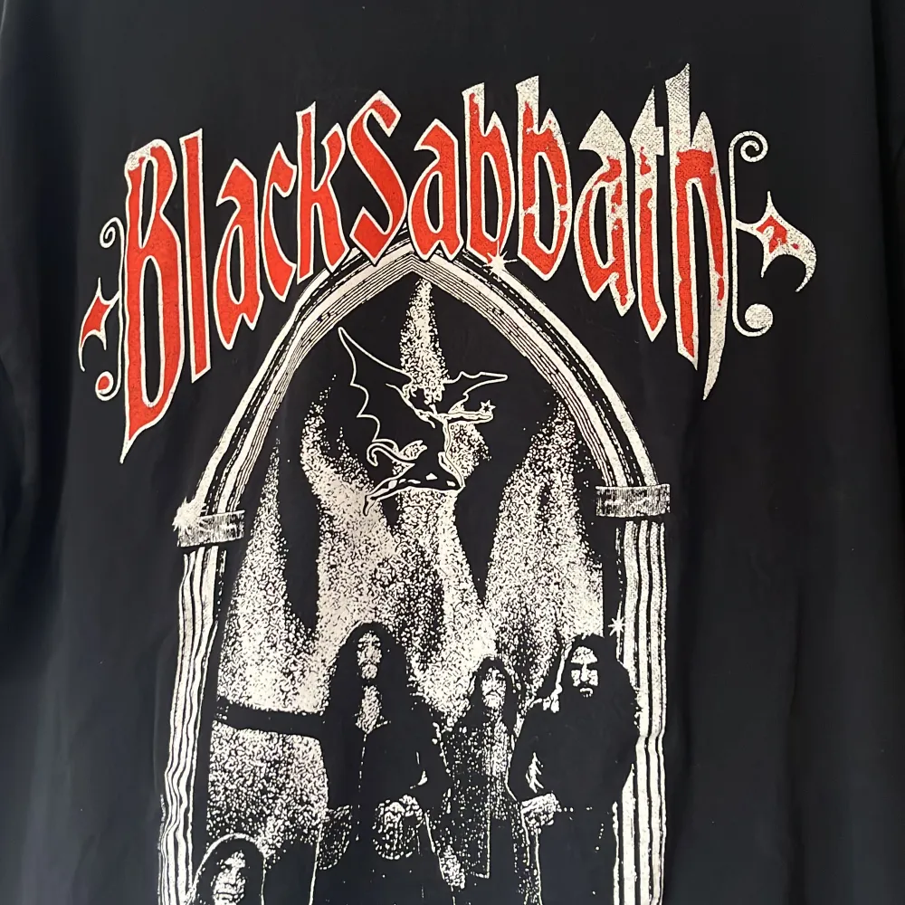 Svart Black sabbath T-shirt, använd en handfull gånger, inga defekter . T-shirts.