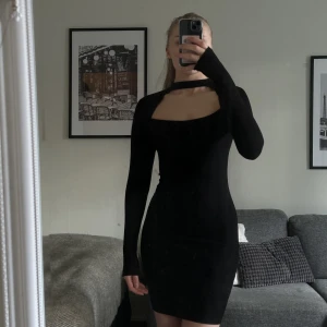 Svart klänning  - Ribbad miniklänning, aldrig använd