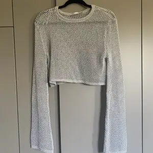 En såååå fin stickad silvrig glittrig topp från Zara, den är cropped och passar perfekt över ett linne!😍