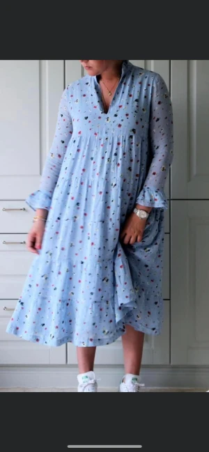 Ganni klänning  - Fin klänning i använt skick. Inga fläckar eller hål vid syn. 