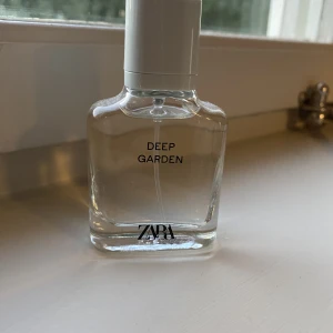 Zara parfym!! - Deep garden från Zara. Den luktar så gott men den passar inte mig, så jag har bara testat den som ni kan se på bilden. 🥰🥰110 kr som nypris