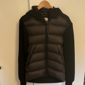C.P. Company Jacka stl M  - Säljer nu denna svarta snygga cp company jackan i stl 48 (M). Inköpt på Carl of Carl för ungefär 1 år sedan och är sparsamt använd utan deflekter. Har kvittot och allt sånt ( bara skriva för bild på det). Nypris 6000 kr.