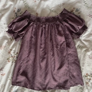 Blus - Säljer den här söta blusen för den kommer inte till användning. Fick den av min syrra som köpte den för länge sen. Den är supersöt att ha på tjejkvällar eller ba när man ska ut. Den är i väldigt bra skick🙏🏼