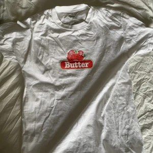 butter t shirt - jätte snygg butter tisha köpt på junkyard men används inte längre, inga defekter!!