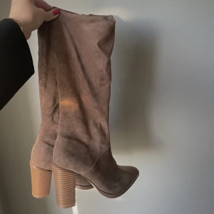 Mockastövlar - Otroligt snygga stövlar i mockaimitation från Even & Odd 💗💋✨ Aldrig använda och i storlek 38 🤩