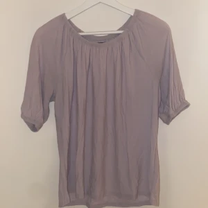 Skön T-shirt - Super skön tshirt! Använd fåtal gånger, bra skick