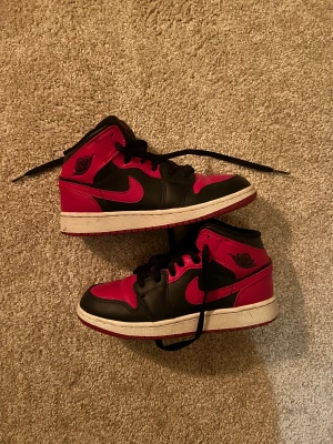 Jordans  - Äkta jordans som knappt är använda!  Inköpta på restocks.com Storlek 35,5 Skriv vid frågor eller köp💓