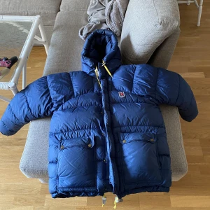 Fjällräven jacka  - Säljer nu min fjällräven jacka, bra skick men använd så defekter finns. Kan skicka bild i dm. Pris går att diskutera!