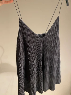  fest topp  - Jättebra kvalite! Storlek L men jag som oftast är s passar den super bra på! Så skulle säga att den passar både s/m/L💕super skön 