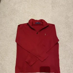 Polo Ralph lauren zip  - Riktigt snygg polo Ralph lauren half zip. Skick 8/10 för den har en fläck på armbågen men kommer ej synas när man har på sig den. (Därför den är ganska billig) passar om man är runt 170-175. hör av er vid frågor🔥
