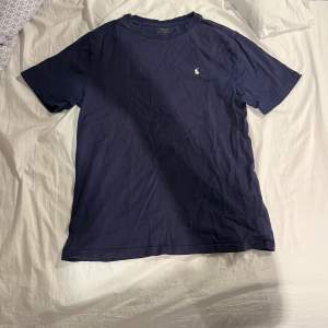 Mörk blå Ralph Lauren t-shirt med vitt märke. Säljer för den har blivit för liten. Storlek M/S herr. Pris kan diskuteras vid snabb affär. 