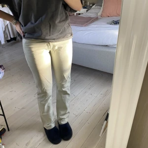 Levi’s Jeans - Vintage Levi’s jeans med medelhög midja i så fin färg🧡 Köptes förra året i Paris men inte kommit till användning då de är för små för mig. W27L32 på etiketten, passar XS-S