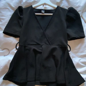 gullig svart volang topp - denna svarta volang top är köpt från shein men är i väldigt bra kvalite, mest intressekoll, så skicka gärna prisförslag innan ni köper! Kom priv för mer info! svarar alltid. ha en fin dag😊 