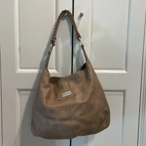 Handväska  - Beige handväska med lila foder 1 st innerficka med dragkedja kraftig handtag/axel