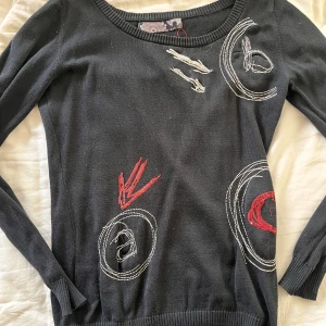 Långärmad tröja från desigual - Vintage långärmad svart tröja med tryck från desigual. U-ringad.