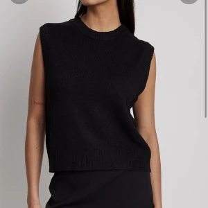 Stickad väst - Stickad väst från NA-KD. Är en storlek xs men skulle mer säga att den är en s. Ordinarie pris 399kr. Obs! Inte exakt samma då min är lite längre med en liten slitt på sidorna (skriv för att se bättre bilder)