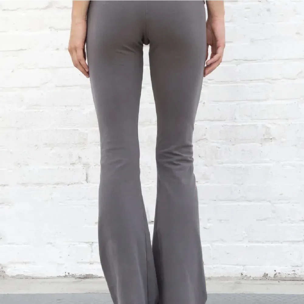 Säljer mina gråa Brandy Melville yoga pants. Aldrig använda så dom är i nyskick! . Jeans & Byxor.