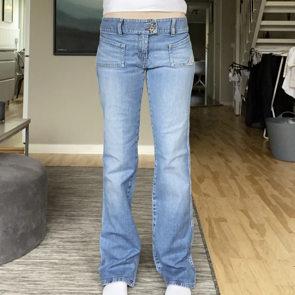 Snygga vintage Diesel jeans med fina detaljer  Inga skavanker🤗 Mått kan skickas vid förfrågan💕 . Jeans & Byxor.