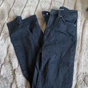 Svarta stretchiga jeans. Använda ca 5 gånger, som nya 