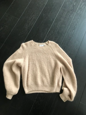 Beige tröja weekday - Fin tröja, nästintill croppad, den är beigare än på bilden❤️