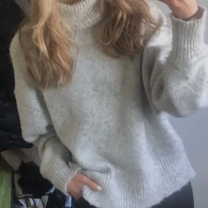 Stickad tröja - mysig stickadpolo tröja som passar perfekt till vintern🤍